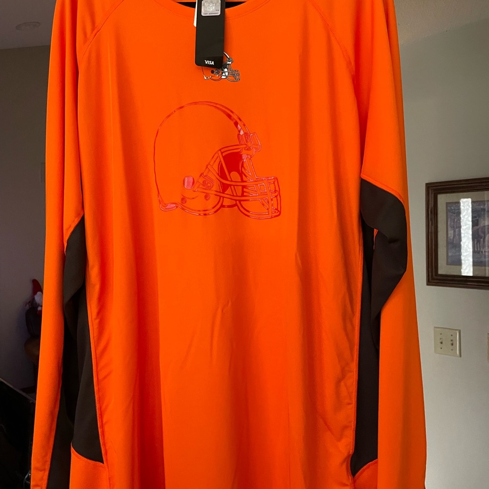 Men’s 2XL Cleveland Browns team apparel shirt.